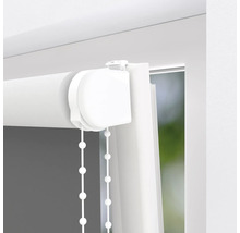 Detailný pohľad na bielu roletu s retiazkovým ovládaním pri okne