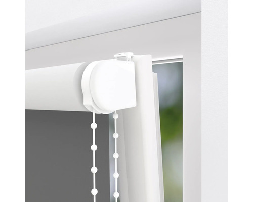 Detailný pohľad na bielu roletu s retiazkovým ovládaním pri okne