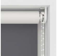 Detail bielej rolety s retiazkovým ovládaním pri okne