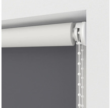 Roleta s reťazovým ovládaním pri okne