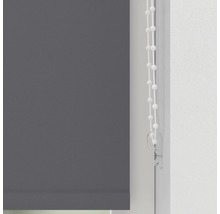 Sivá roleta s ovládacou retiazkou na okne