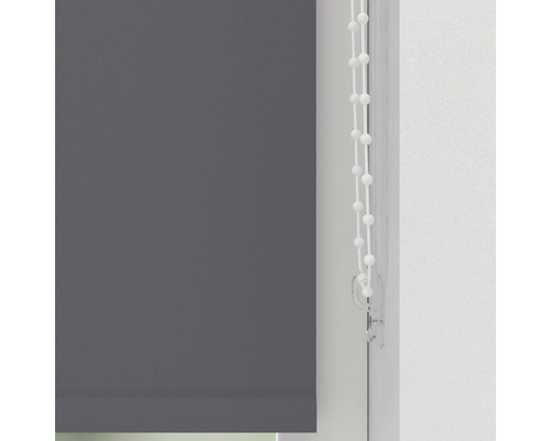 Sivá roleta s ovládacou retiazkou na okne