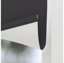 Detailný pohľad na roletu pri okne