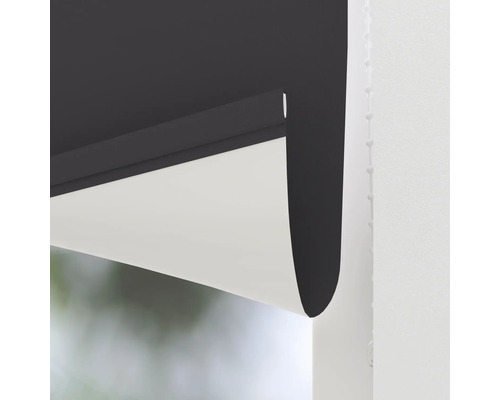 Detailný pohľad na roletu pri okne