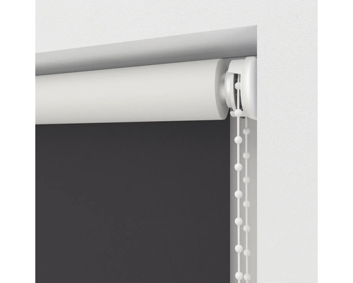 Detailný pohľad na roletu s ovládacou retiazkou na dekoráciu okien