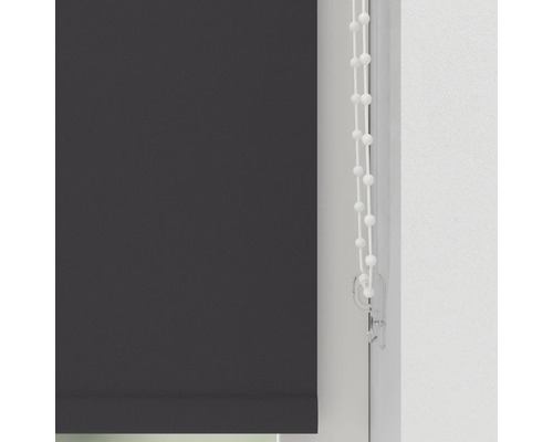 Roleta s ovládacou retiazkou na dekoráciu okna