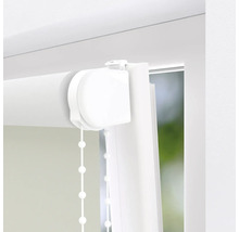 Detailný pohľad na bielu roletu s retiazkovým ovládaním v okennom ráme.