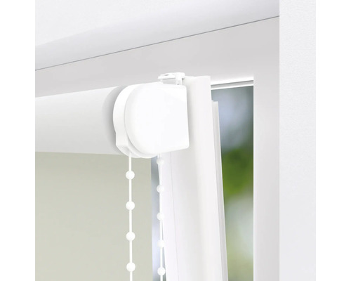Detailný pohľad na bielu roletu s retiazkovým ovládaním v okennom ráme.