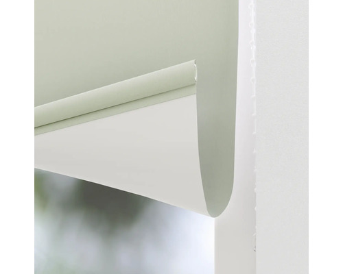 Detailný pohľad na roletu pri okne