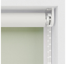 Zelená roleta s retiazkovým ovládaním pri okne