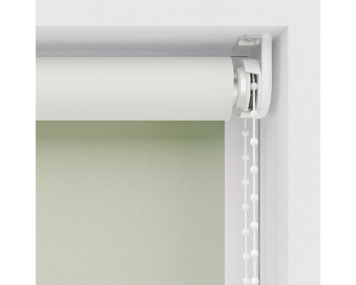 Zelená roleta s retiazkovým ovládaním pri okne