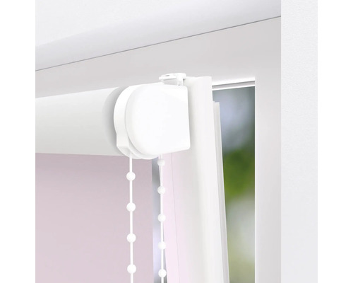 Detailný pohľad na roletu v okne