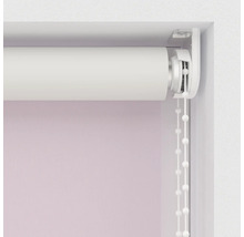 Detailný pohľad na roletu s retiazkovým mechanizmom na dekoráciu okien