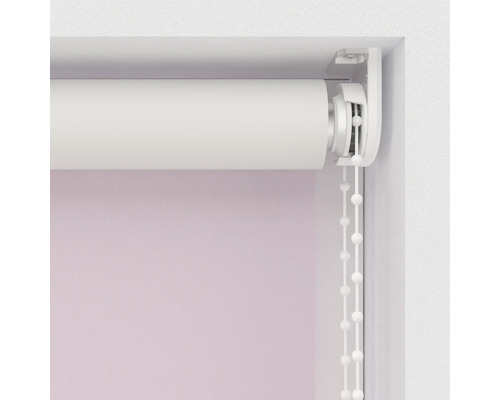 Detailný pohľad na roletu s retiazkovým mechanizmom na dekoráciu okien