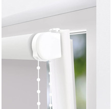 Detail bielej rolety s retiazkovým ovládaním pri okne