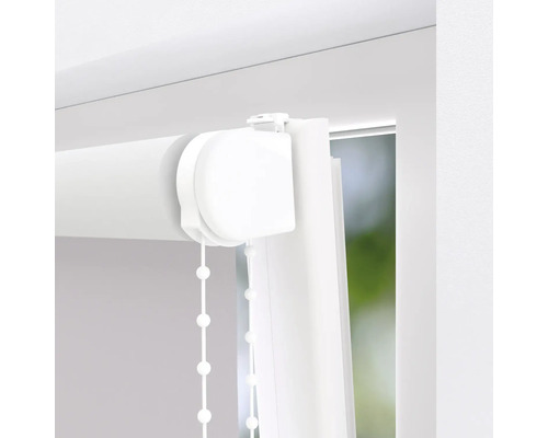 Detail bielej rolety s retiazkovým ovládaním pri okne