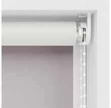 Roleta s reťazovým ovládaním pri okne