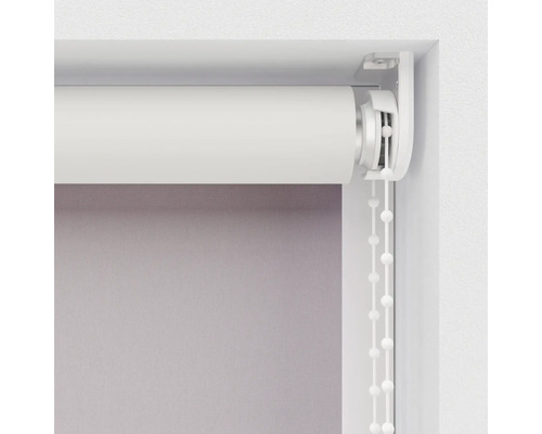 Roleta s reťazovým ovládaním pri okne