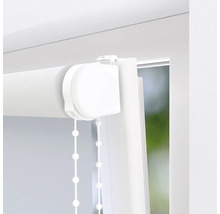 Detail bielej rolety na okne