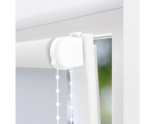 Detail bielej rolety na okne