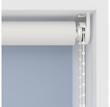 Detailný pohľad na roletu s reťazovým pohonom pri okne