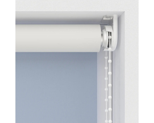 Detailný pohľad na roletu s reťazovým pohonom pri okne