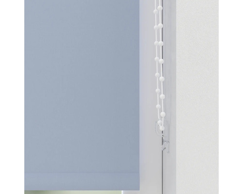 Roleta s ovládacou retiazkou na okne