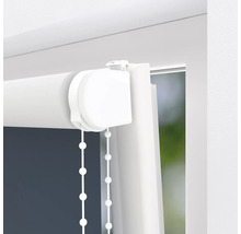 Detail bielej rolety s retiazkovým ovládaním pri okne