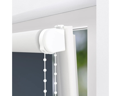 Detail bielej rolety s retiazkovým ovládaním pri okne