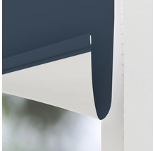 Detailný pohľad na modro-bielu okennú roletu s retiazkovým ovládaním