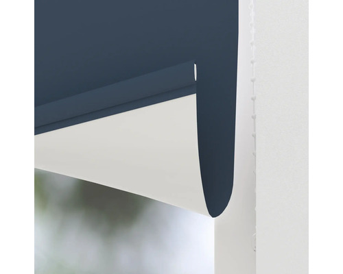 Detailný pohľad na modro-bielu okennú roletu s retiazkovým ovládaním