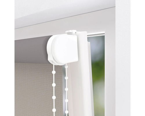 Detailný pohľad na roletu s ovládacou retiazkou na dekoráciu okien