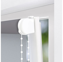 Detailný pohľad na roletu pri okne s ovládaním retiazkou.