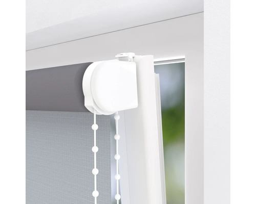 Detailný pohľad na roletu pri okne s ovládaním retiazkou.