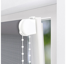 Sivá roleta s retiazkovým ovládaním na okne