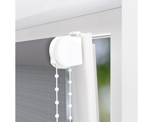 Sivá roleta s retiazkovým ovládaním na okne