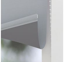 Sivá roleta s retiazkovým ovládaním na dekoráciu okien