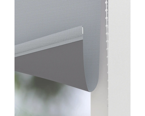 Sivá roleta s retiazkovým ovládaním na dekoráciu okien