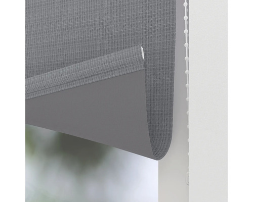 Sivá roleta s retiazkovým ovládaním na dekoráciu okien