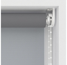 Sivá roleta s retiazkovým ovládaním na dekoráciu okien
