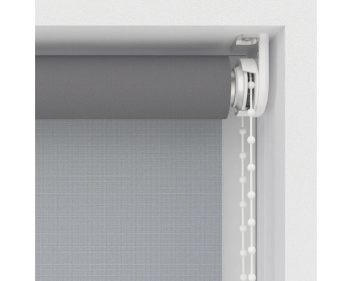 Sivá roleta s retiazkovým ovládaním na dekoráciu okien