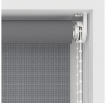 Sivá roleta s retiazkovým ovládaním v okennom ráme