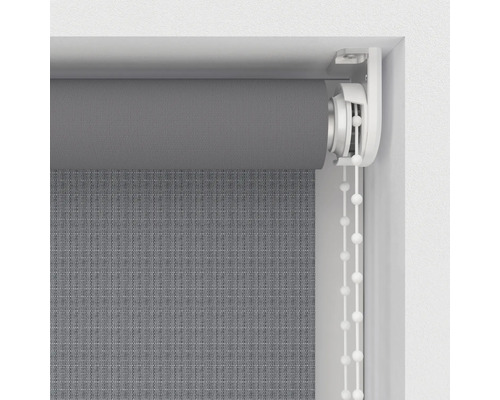 Sivá roleta s retiazkovým ovládaním v okennom ráme