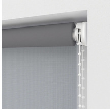 Sivá roleta s retiazkovým ovládaním na dekoráciu okien