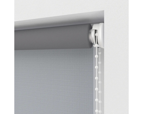 Sivá roleta s retiazkovým ovládaním na dekoráciu okien