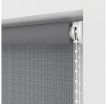 Sivá roleta s retiazkovým ovládaním na dekoráciu okien