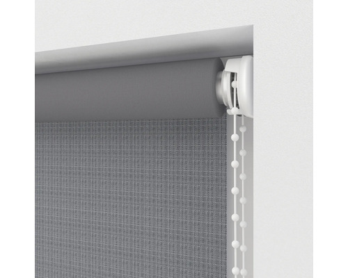 Sivá roleta s retiazkovým ovládaním na dekoráciu okien