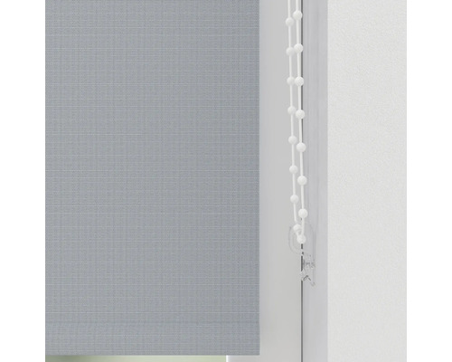 Sivá látková roleta s retiazkovým ovládaním na dekoráciu okien