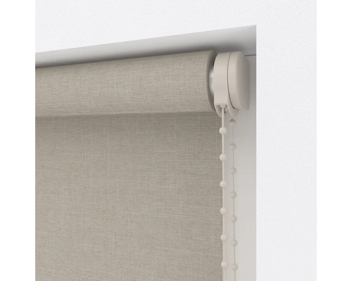 Roleta s retiazkovým ovládaním pri okne