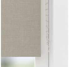 Béžové látkové rolety s retiazkovým ovládaním pri okne